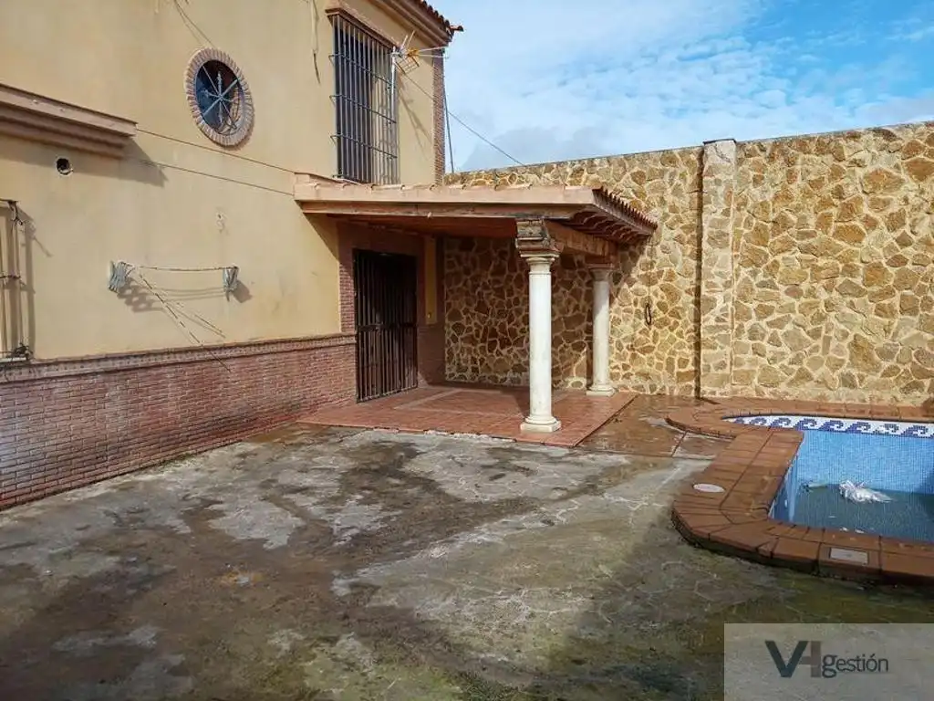 Vista exterior de Casa o xalet en venda en La Rinconada amb Piscina