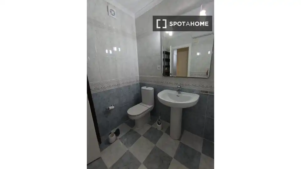 Bathroom of Flat for rent in Valencia  with Air Conditioner, Heating and Furnished