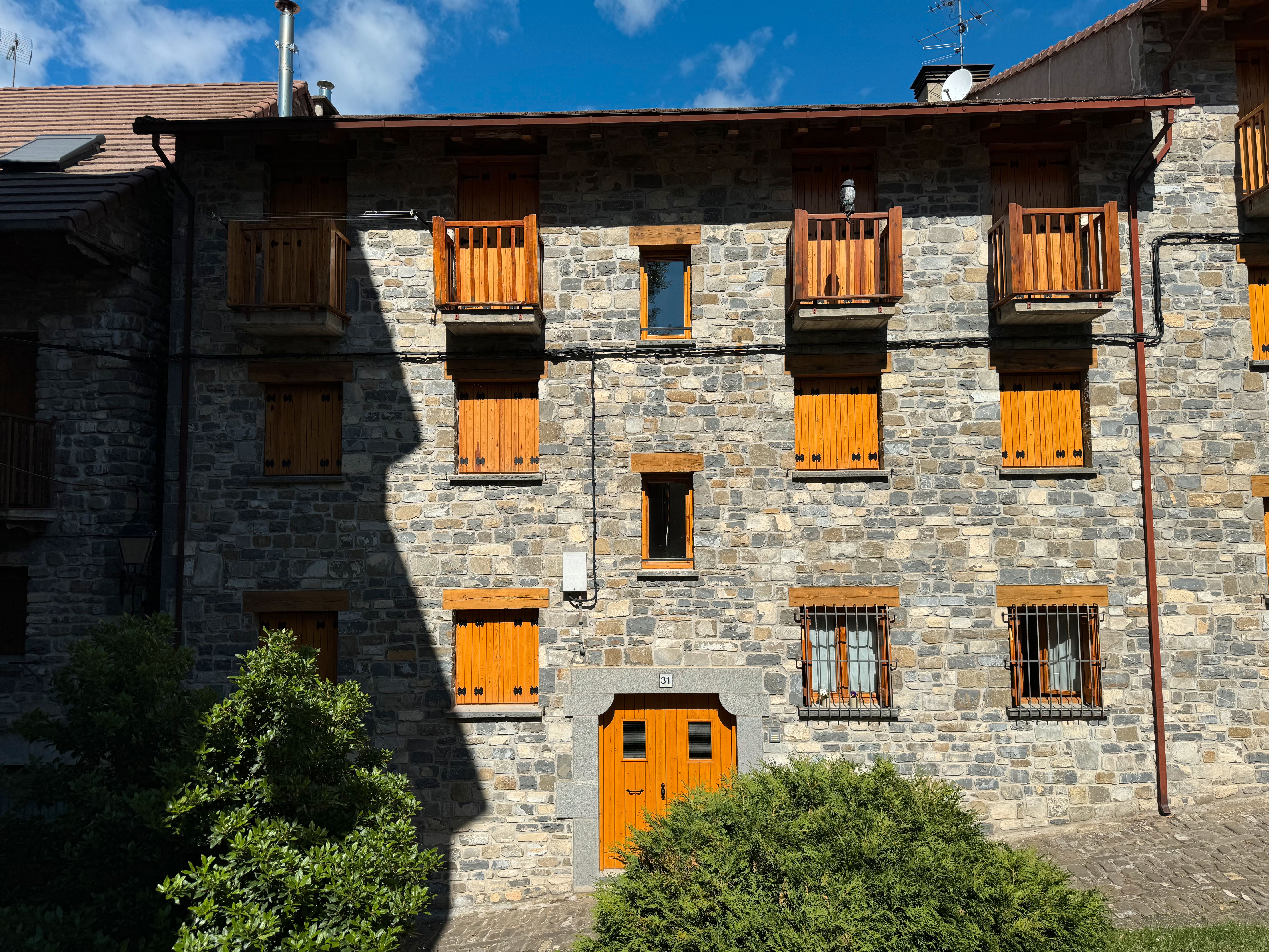 Vista exterior de Àtic en venda en Ansó amb Calefacció, Parquet i Traster