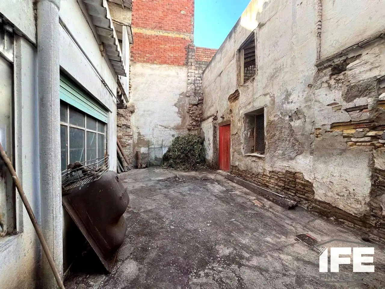 Vista exterior de Casa o xalet en venda en Alagón amb Terrassa i Balcó
