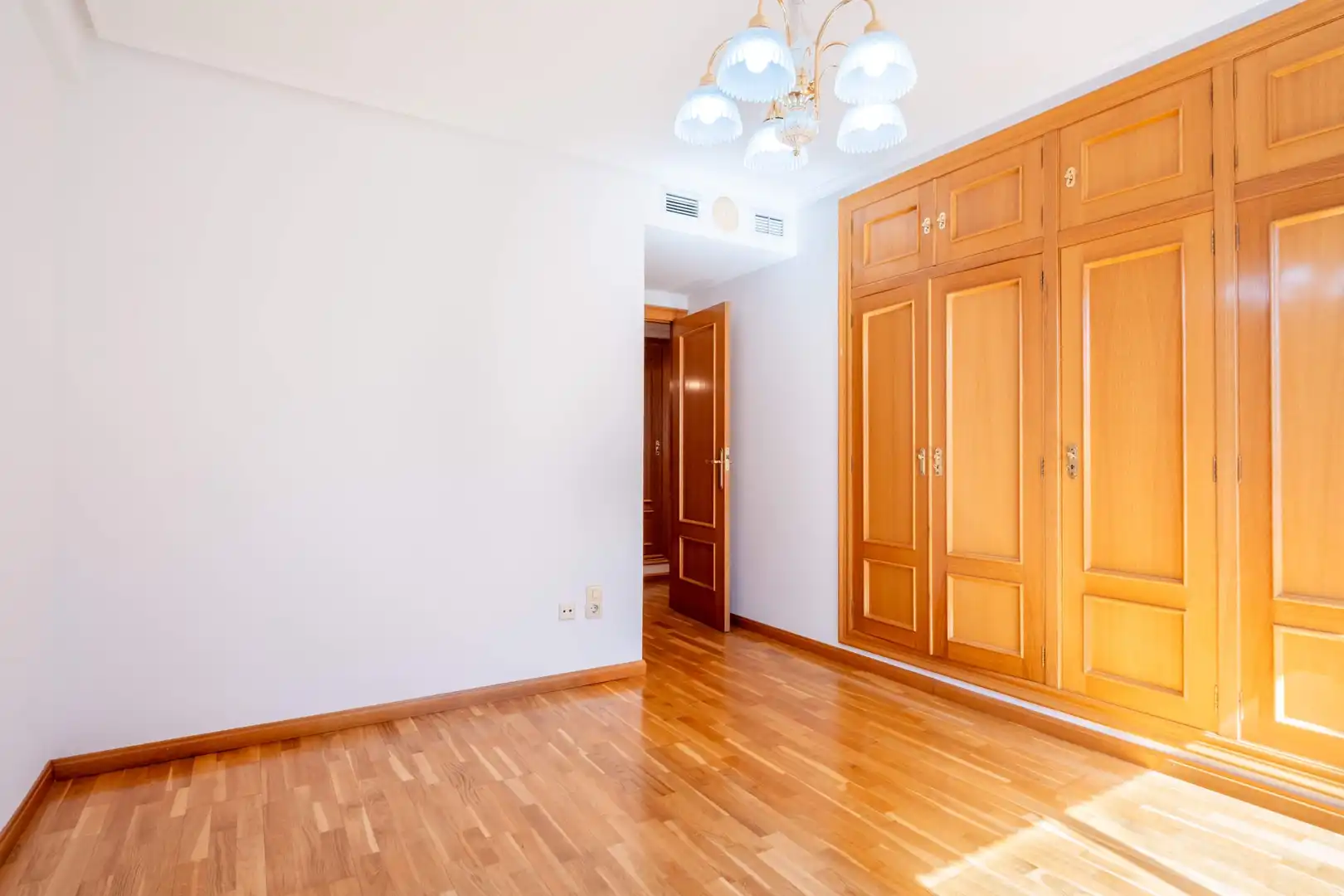 Bedroom of Flat for sale in Zaragoza  with Air Conditioner, Heating and Parquet flooring