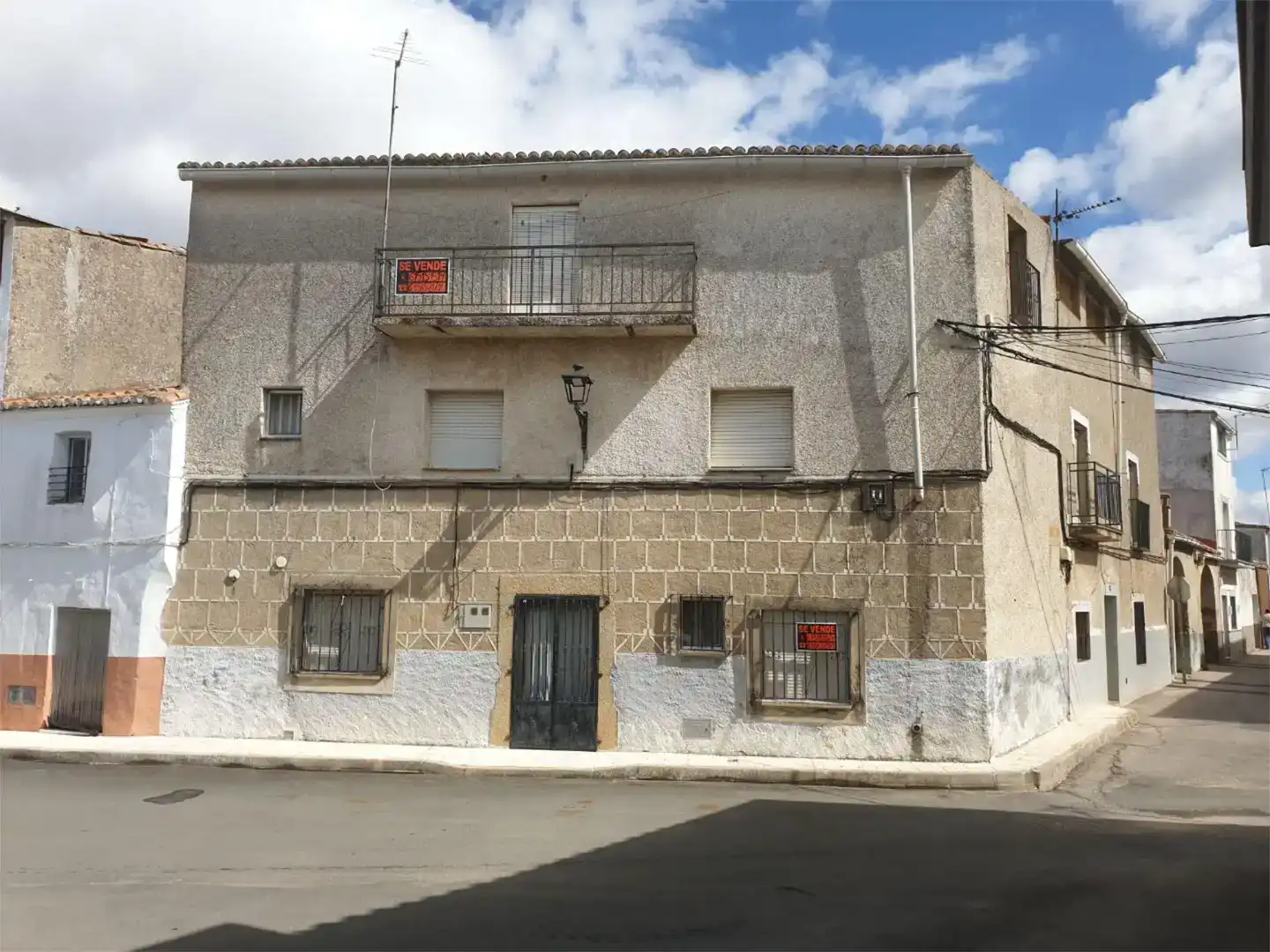 Vista exterior de Casa adosada en venta en Valdefuentes con Amueblado y Balcón