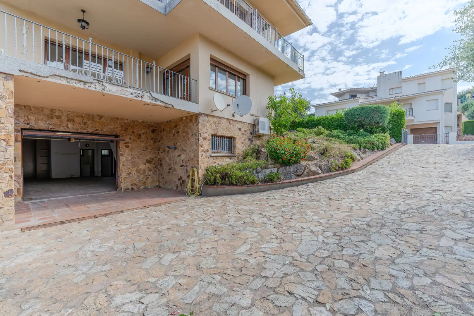 Vista exterior de Casa o chalet en venta en La Bisbal d'Empordà con Calefacción, Jardín privado y Terraza