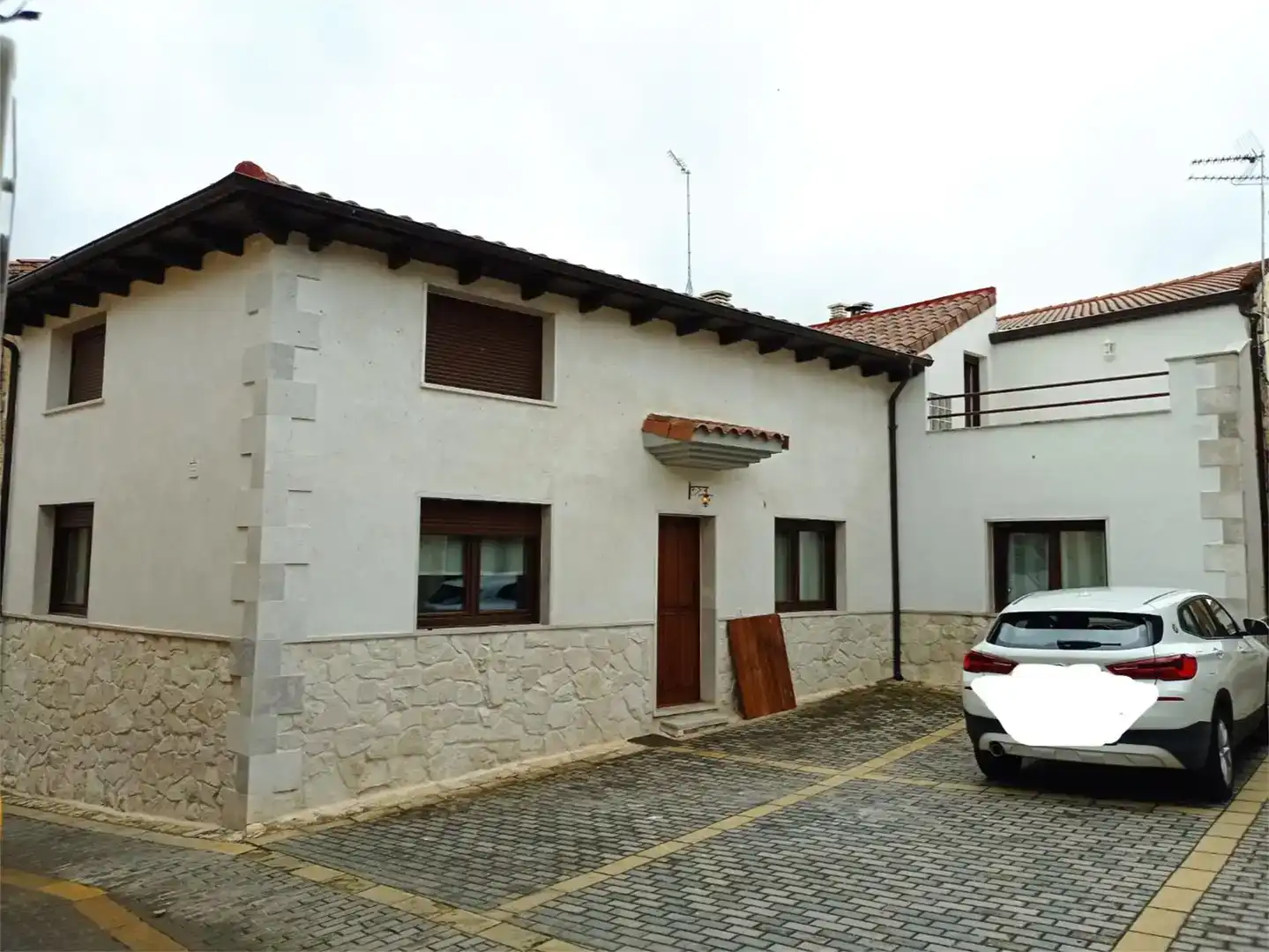 Vista exterior de Casa adosada en venta en Mecerreyes con Trastero, Amueblado y Horno