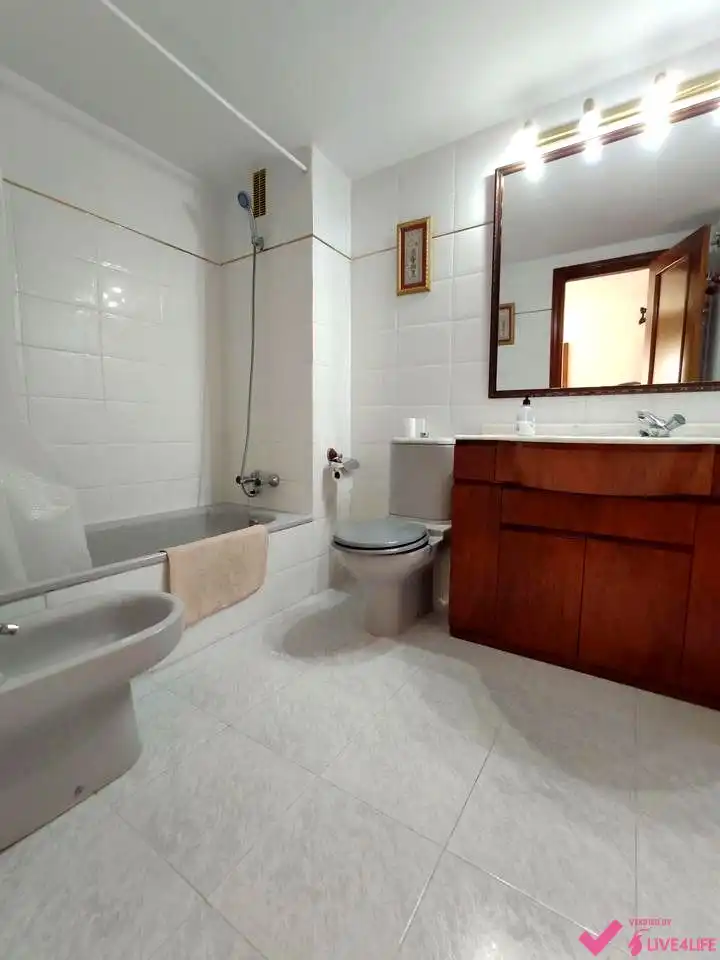 Bathroom of Flat for rent in Valencia  with Air Conditioner, Heating and Furnished