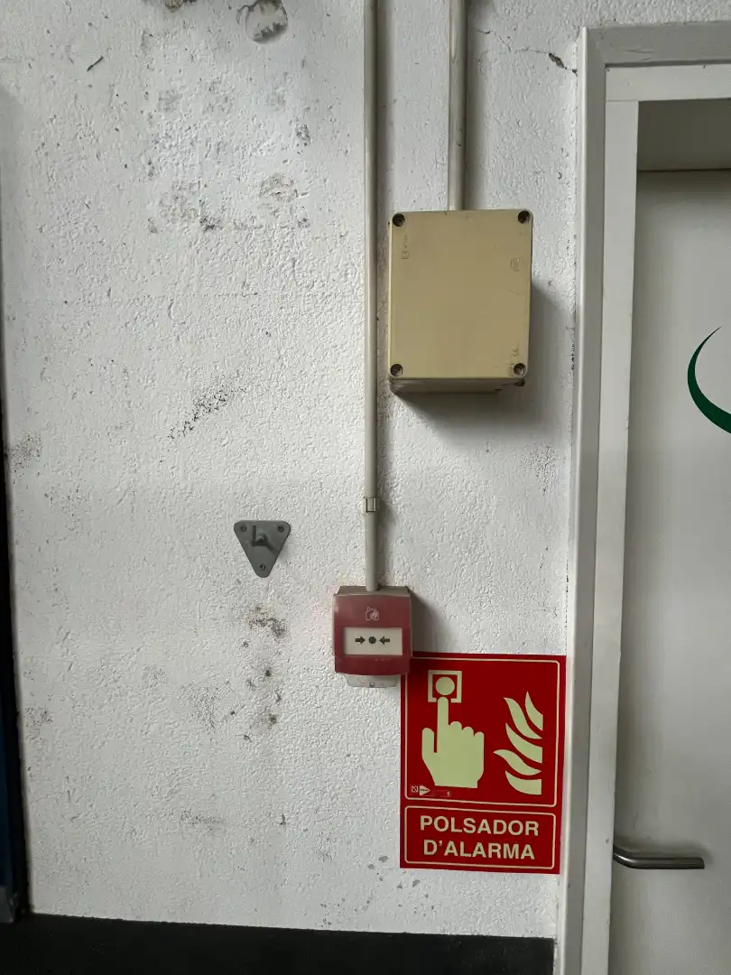 Parkplatz von Fabrikhallen zum Verkauf in Barri dels Escriptors