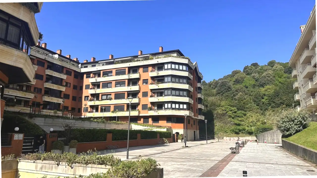 Vista exterior de Piso en venta en Castro-Urdiales con Calefacción, Trastero y Amueblado