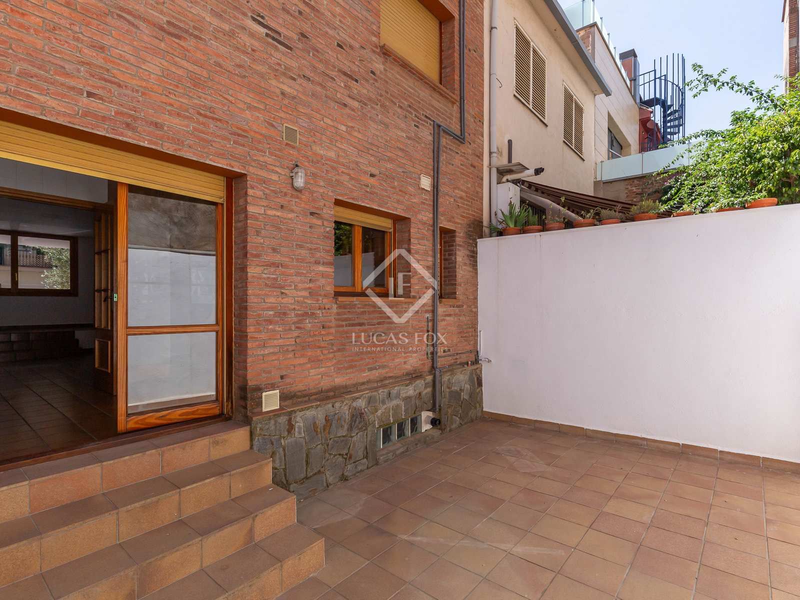 Vista exterior de Casa o xalet de lloguer en Esplugues de Llobregat amb Aire condicionat, Calefacció i Jardí privat