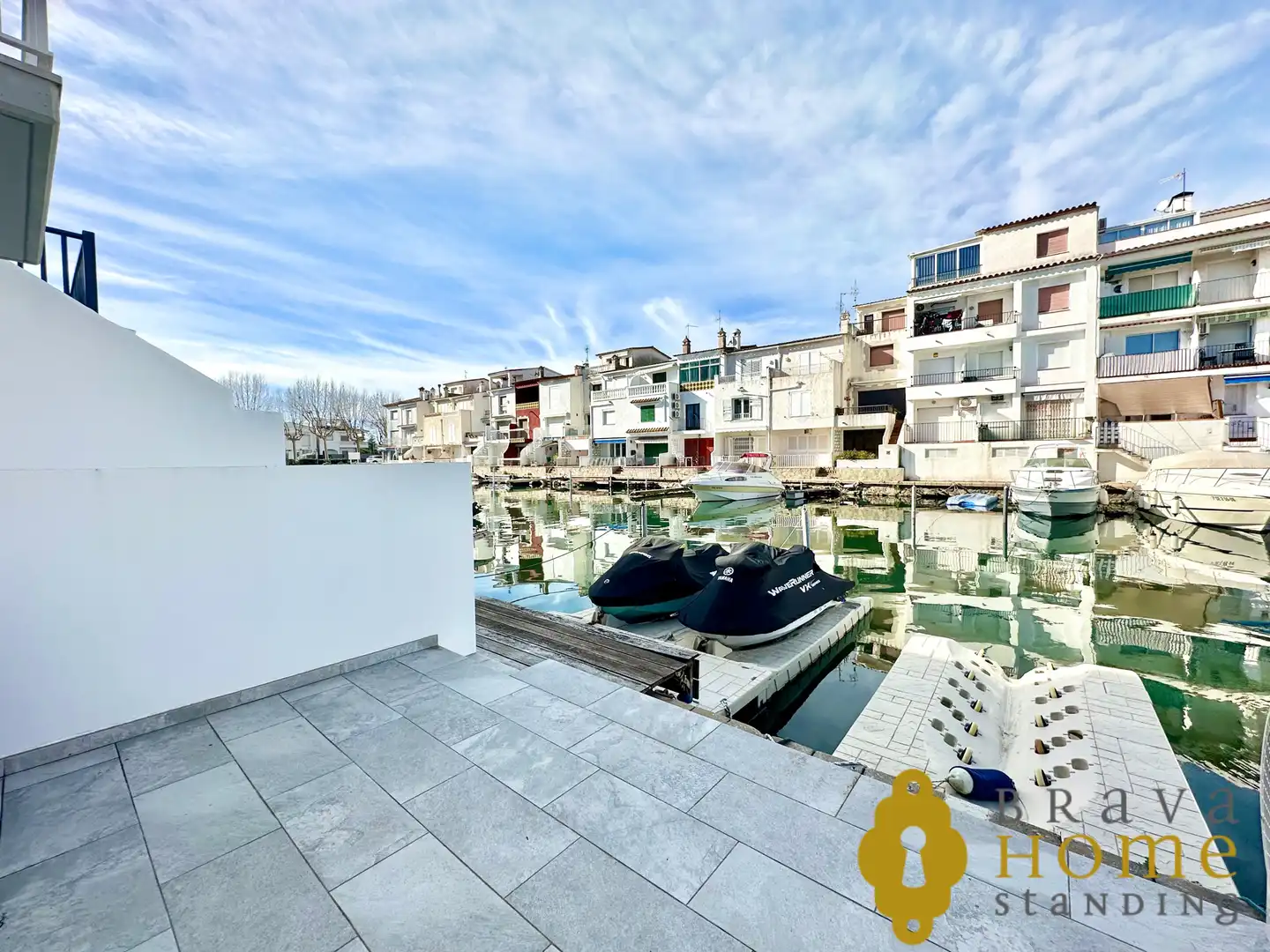 Vista exterior de Casa adosada en venda en Empuriabrava amb Aire condicionat, Calefacció i Terrassa