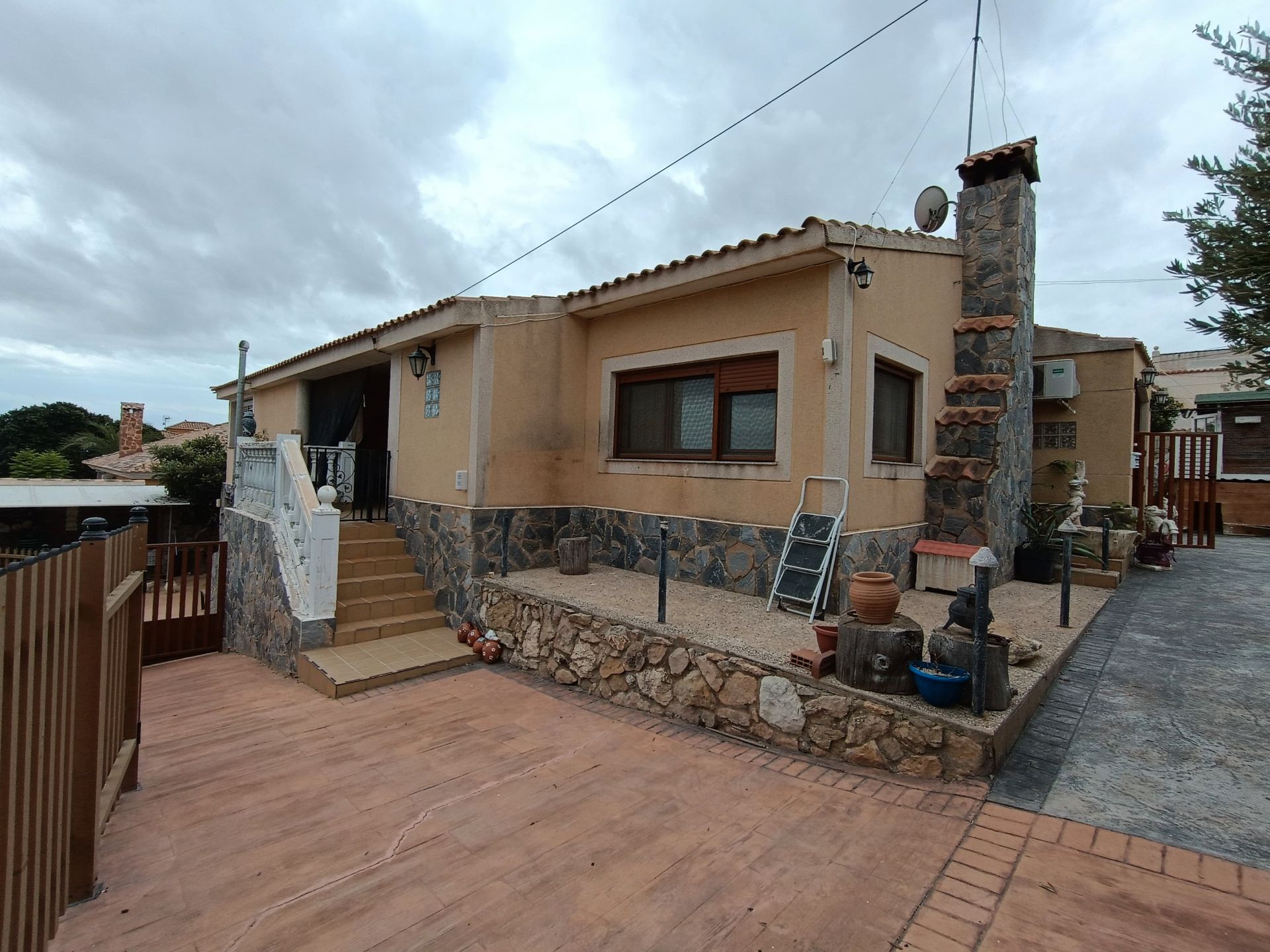 Vista exterior de Casa o chalet en venta en San Vicente del Raspeig / Sant Vicent del Raspeig con Aire acondicionado, Jardín privado y Parquet