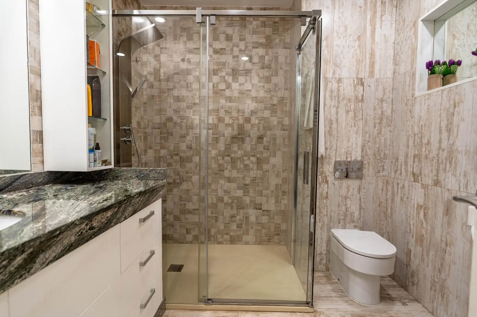 Badezimmer von Dachboden zum Verkauf in Sevilla mit Klimaanlage, Heizung und Terrasse