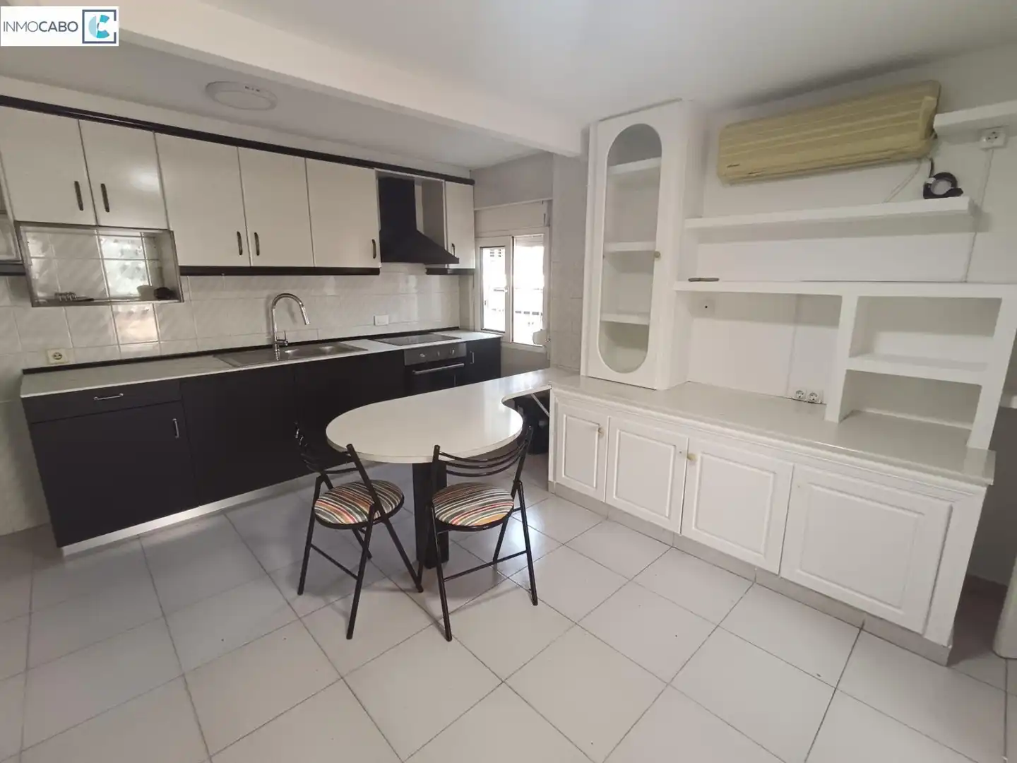 Cuina de Apartament de lloguer en Los Alcázares amb Aire condicionat, Terrassa i Traster