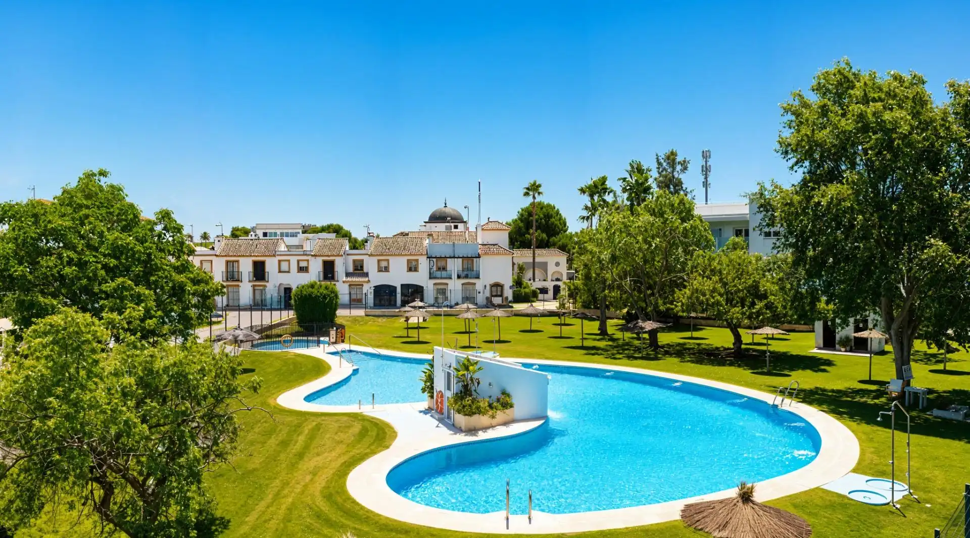 Außenansicht von Wohnungen zum Verkauf in Chiclana de la Frontera mit Privatgarten und Gemeinschaftspool