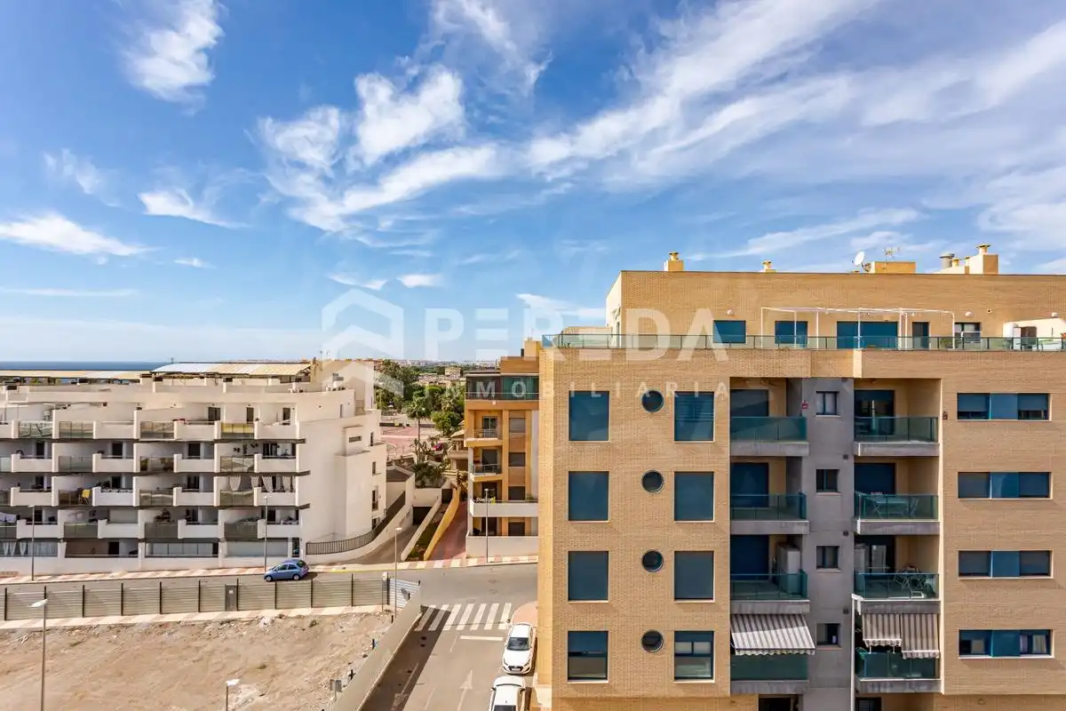 Vista exterior de Ático en venta en Roquetas de Mar con Aire acondicionado, Terraza y Piscina comunitaria