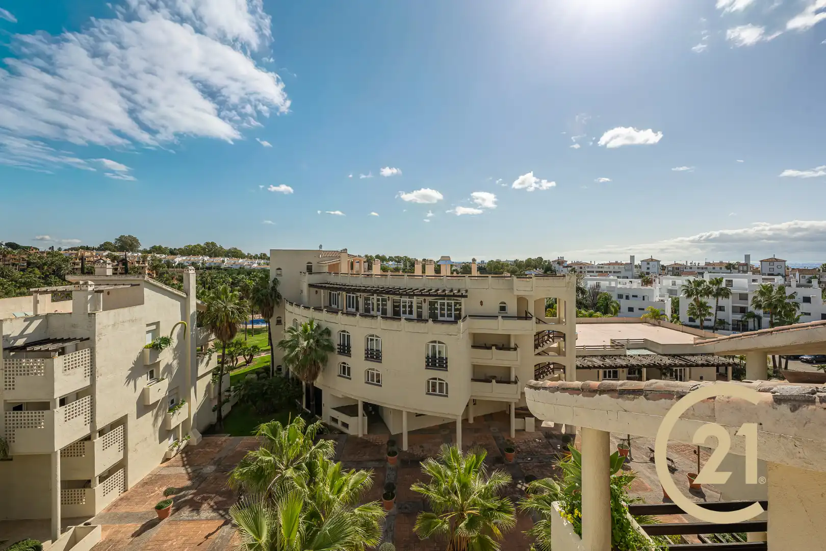 Vista exterior de Dúplex en venda en Estepona amb Aire condicionat, Terrassa i Moblat