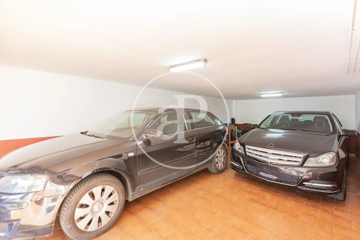 Parking de Casa adosada en venta en Madrid con Aire acondicionado, Calefacción y Jardín privado