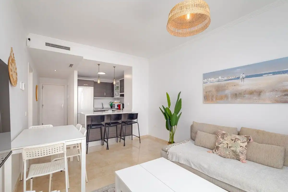 Sala d'estar de Apartament de lloguer en Manilva amb Aire condicionat, Calefacció i Terrassa