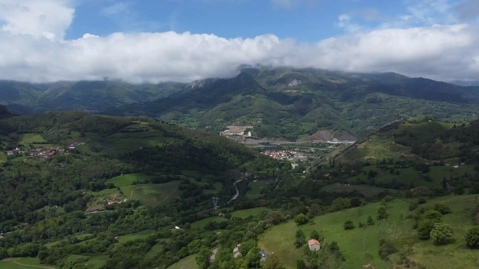 Vista exterior de Casa o xalet en venda en Lena amb Calefacció, Terrassa i Traster