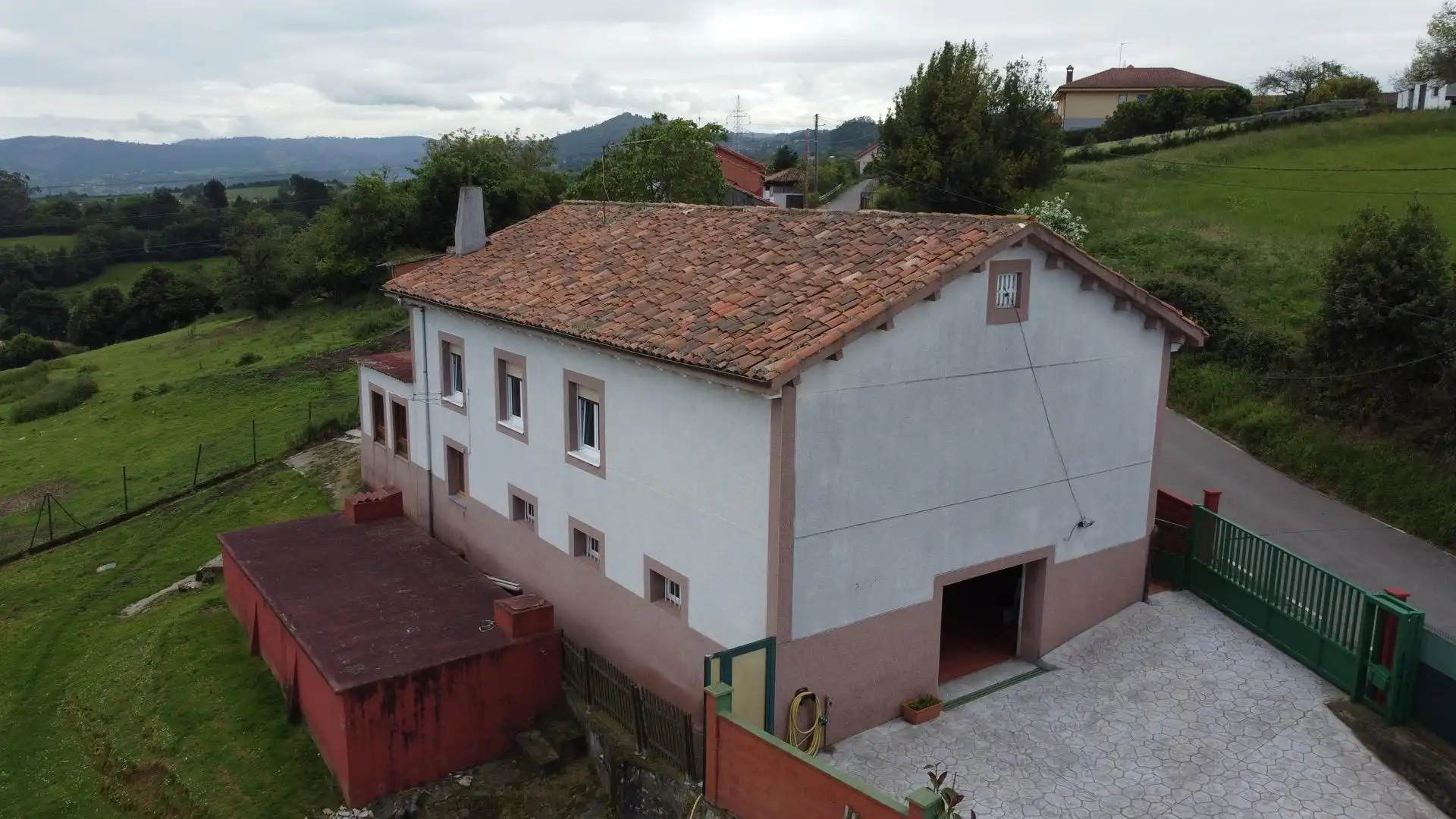 Vista exterior de Casa o xalet en venda en Gijón  amb Calefacció, Jardí privat i Traster