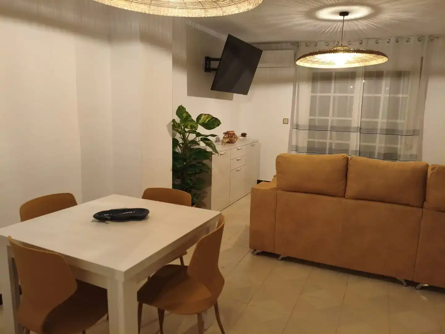 Sala d'estar de Casa adosada en venda en Salobreña amb Aire condicionat i Piscina