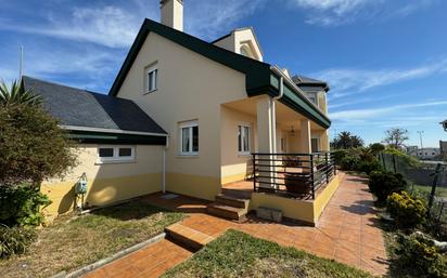 Vista exterior de Casa o xalet en venda en Santa Cruz de Bezana amb Terrassa