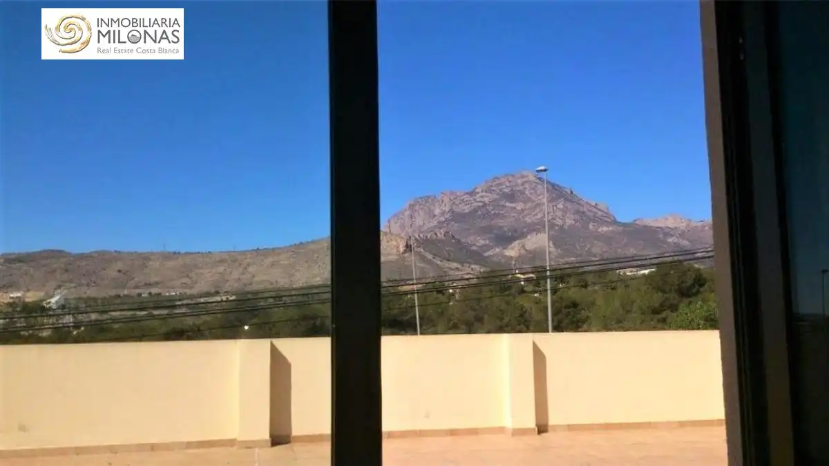 Vista exterior de Casa o xalet en venda en Benidorm amb Aire condicionat, Calefacció i Jardí privat