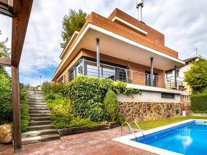 Vista exterior de Casa o xalet en venda en Sant Cugat del Vallès amb Aire condicionat, Terrassa i Piscina