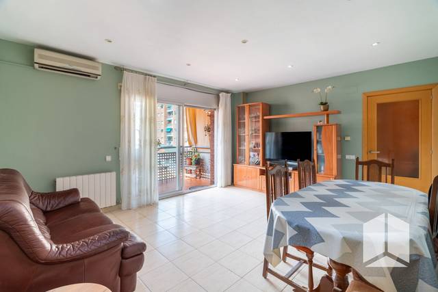 Piso en Venta en Carrer de Narcís Monturiol en Castell - Poble Vell