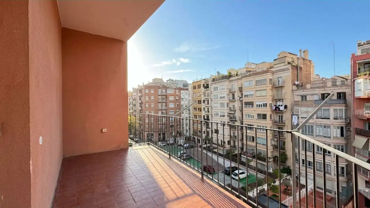 Außenansicht von Wohnung zum Verkauf in Barcelona mit Terrasse und Balkon