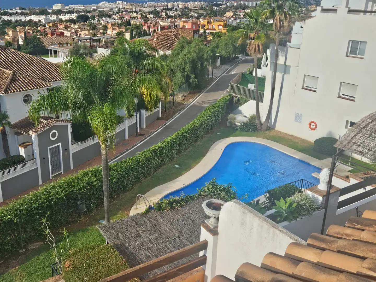 Vista exterior de Casa adosada en venda en Marbella amb Aire condicionat, Terrassa i Traster