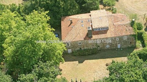 Casona de piedra con capilla y amplio terreno urbano próxima a Santiago de Compostela