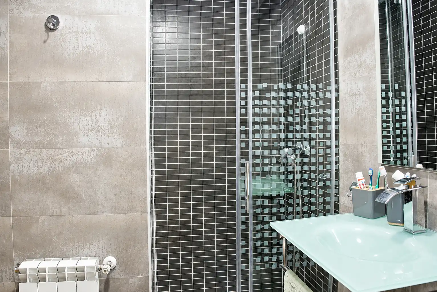 Badezimmer von Einfamilien-Reihenhaus zum Verkauf in Valdemorillo mit Privatgarten, Terrasse und Abstellraum