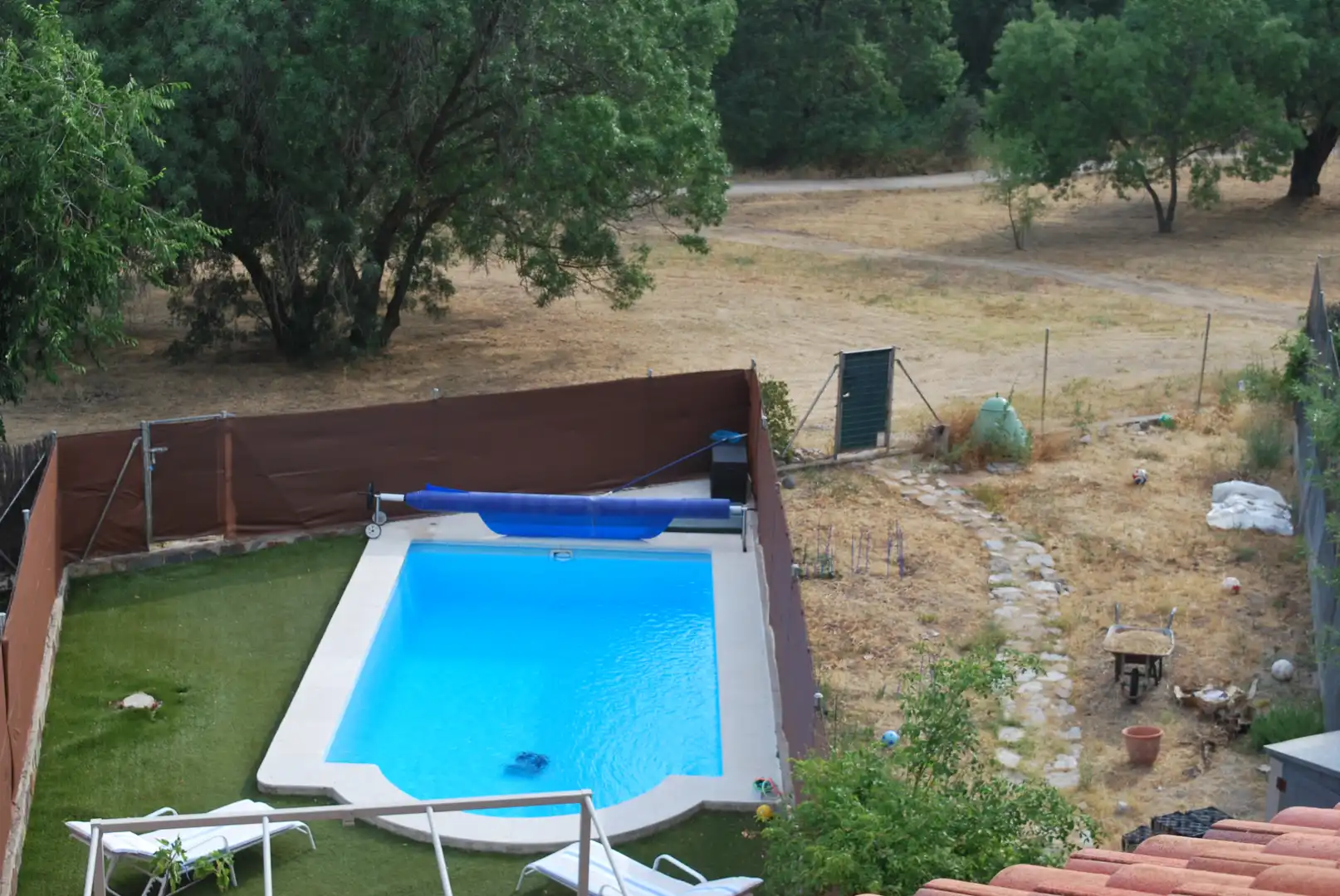 Schwimmbecken von Einfamilien-Reihenhaus zum Verkauf in Valdemorillo mit Privatgarten, Terrasse und Abstellraum
