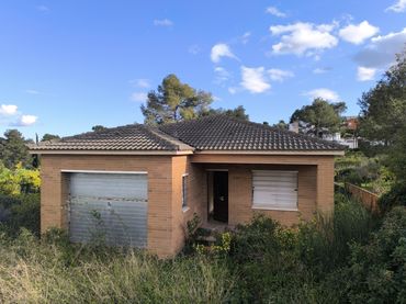 Casa amb jardí en venda a Carrer Josep Tarradellas