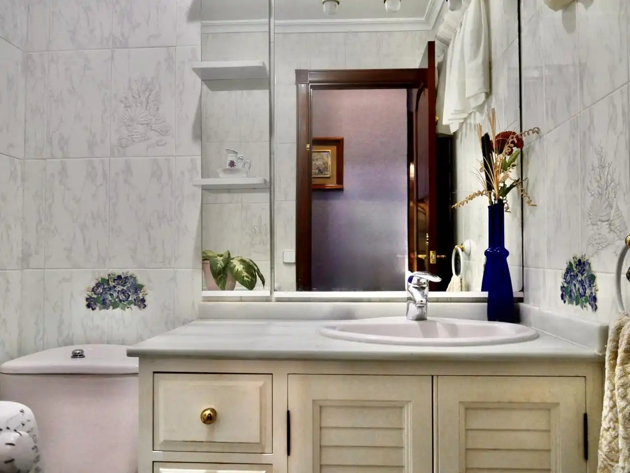 Bathroom of Flat for sale in Sevilla  with Air Conditioner, Terrace and Furnished