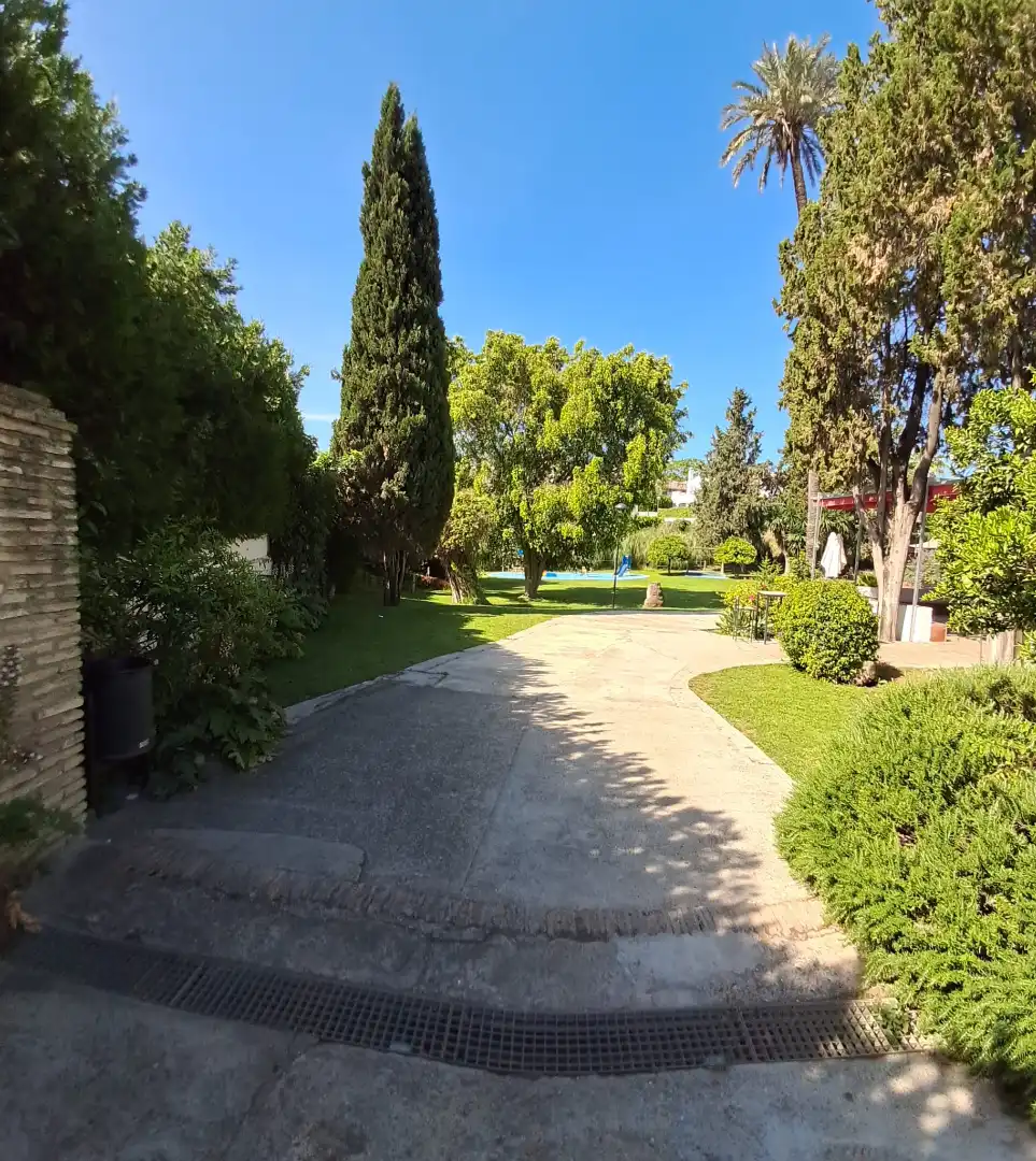 Jardí de Casa adosada de lloguer en Tomares amb Aire condicionat i Piscina