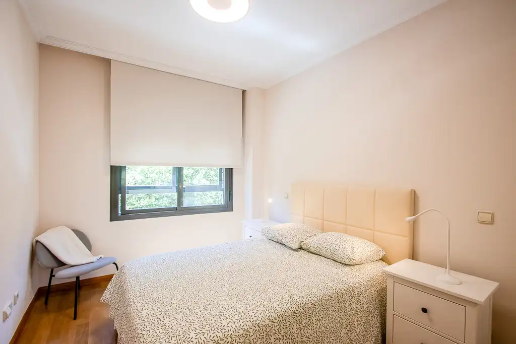 Bedroom of Flat for rent in Madrid  with Air Conditioner, Private garden and Storage room