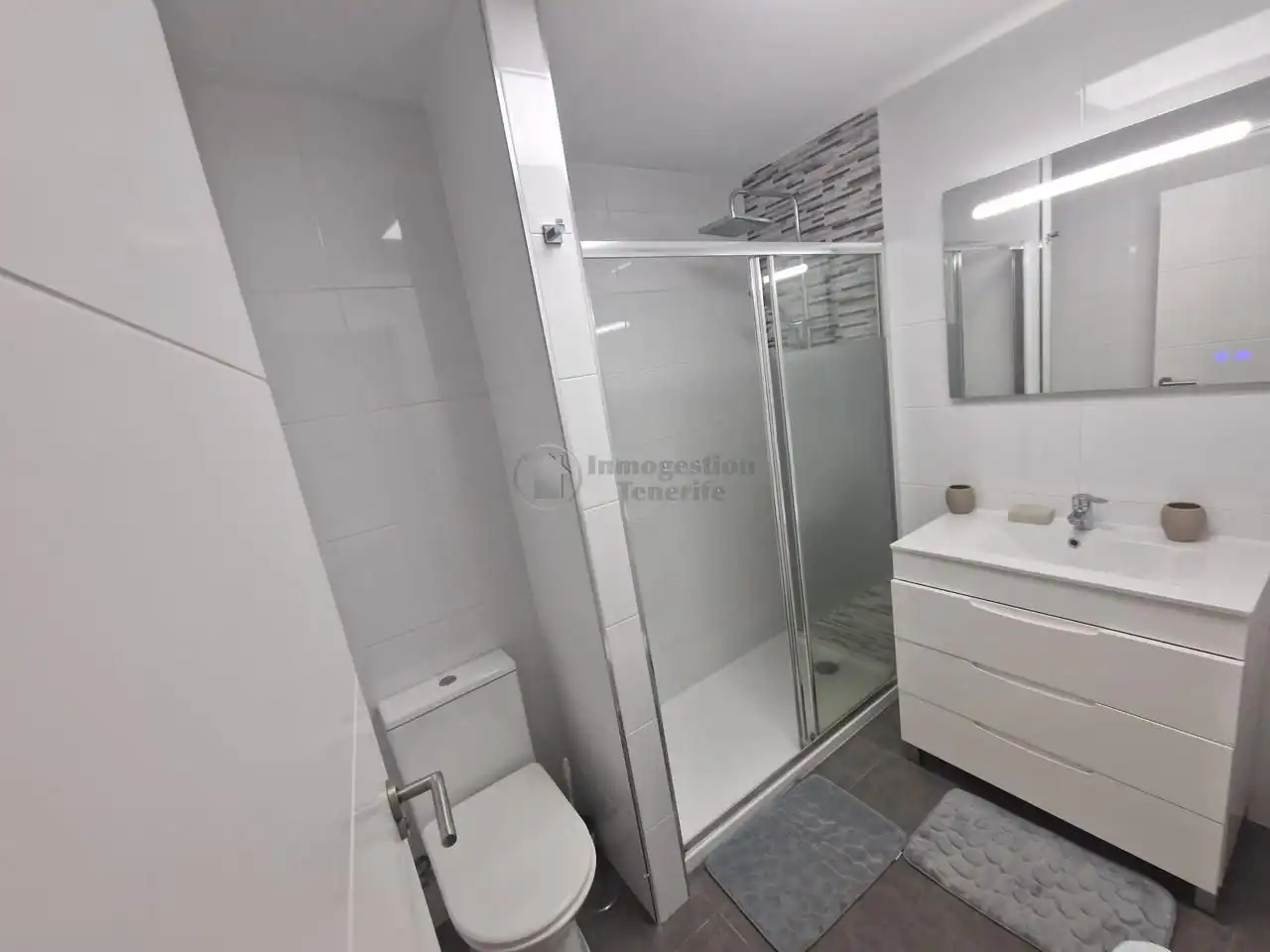 Baño de Piso de alquiler en Arona con Terraza, Amueblado y Internet