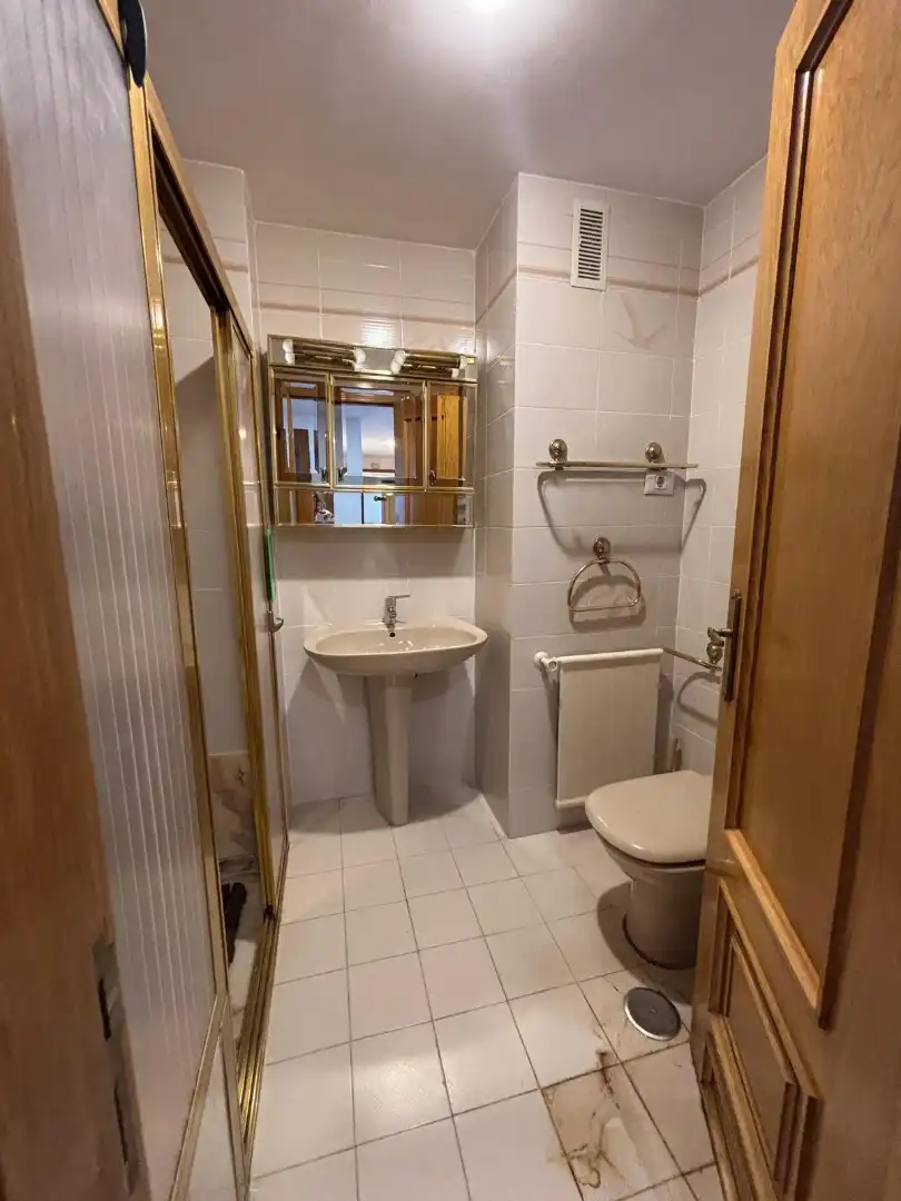 Baño de Piso en venta en Oviedo  con Calefacción, Parquet y Trastero