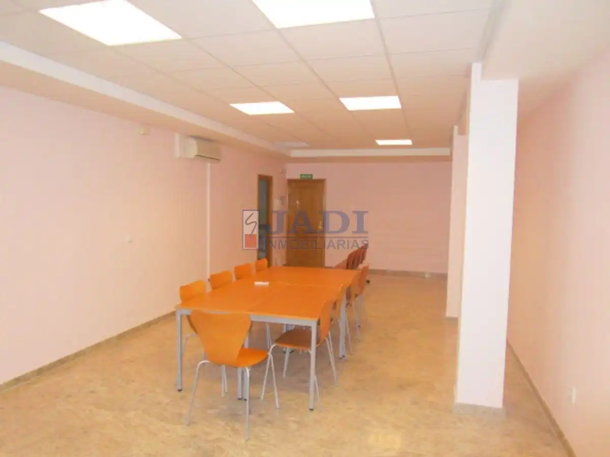 Oficina amb ascensor en venda a Valdepeñas