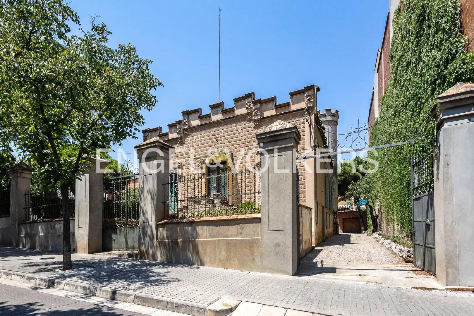 Vista exterior de Casa o chalet en venta en Sant Boi de Llobregat con Aire acondicionado, Calefacción y Jardín privado
