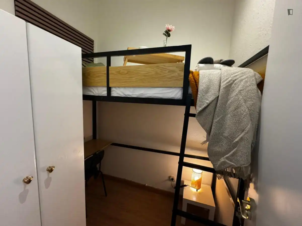 Dormitori de Apartament de lloguer en  Madrid Capital amb Moblat, Rentadora i Microones