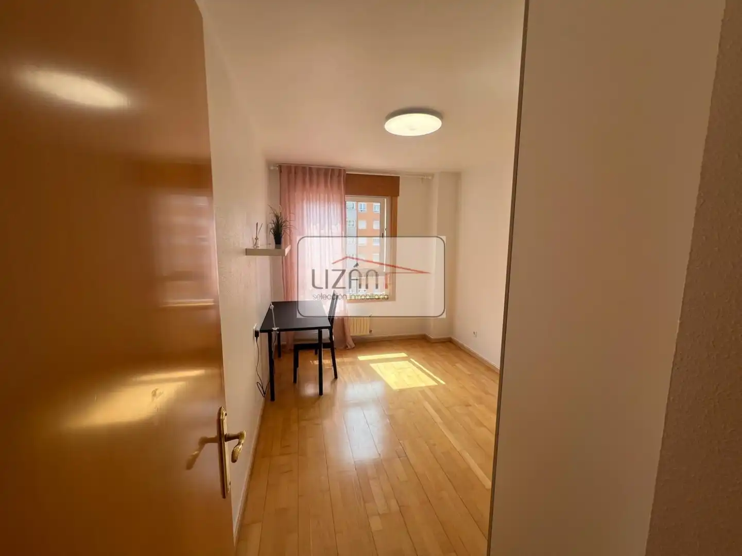 Dormitori de Pis en venda en Oviedo  amb Calefacció i Parquet