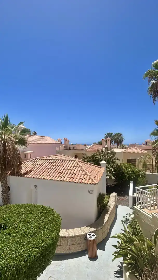 Vista exterior de Piso de alquiler en Adeje con Aire acondicionado, Jardín privado y Piscina