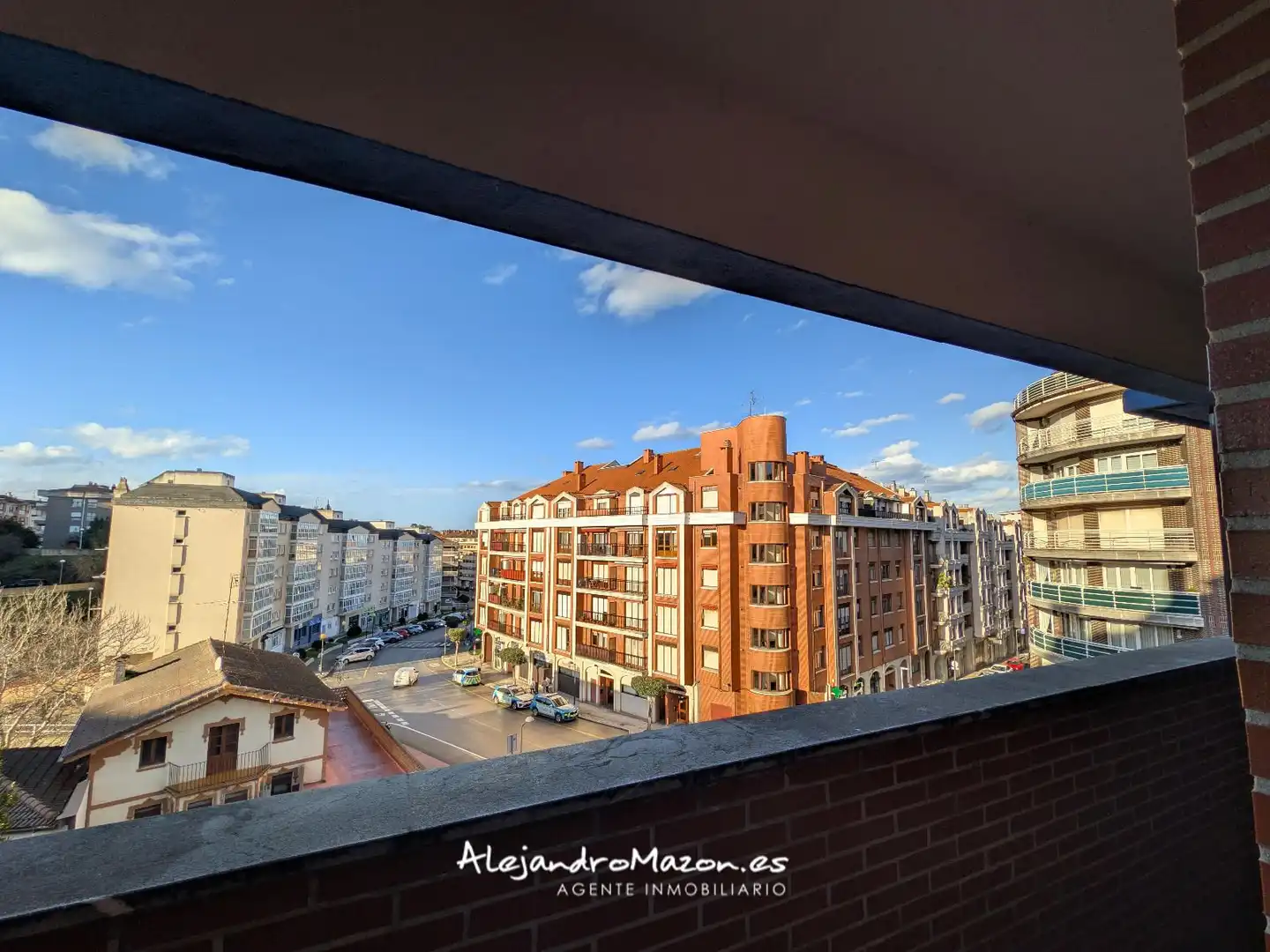 Vista exterior de Piso en venta en Castro-Urdiales con Calefacción, Parquet y Terraza