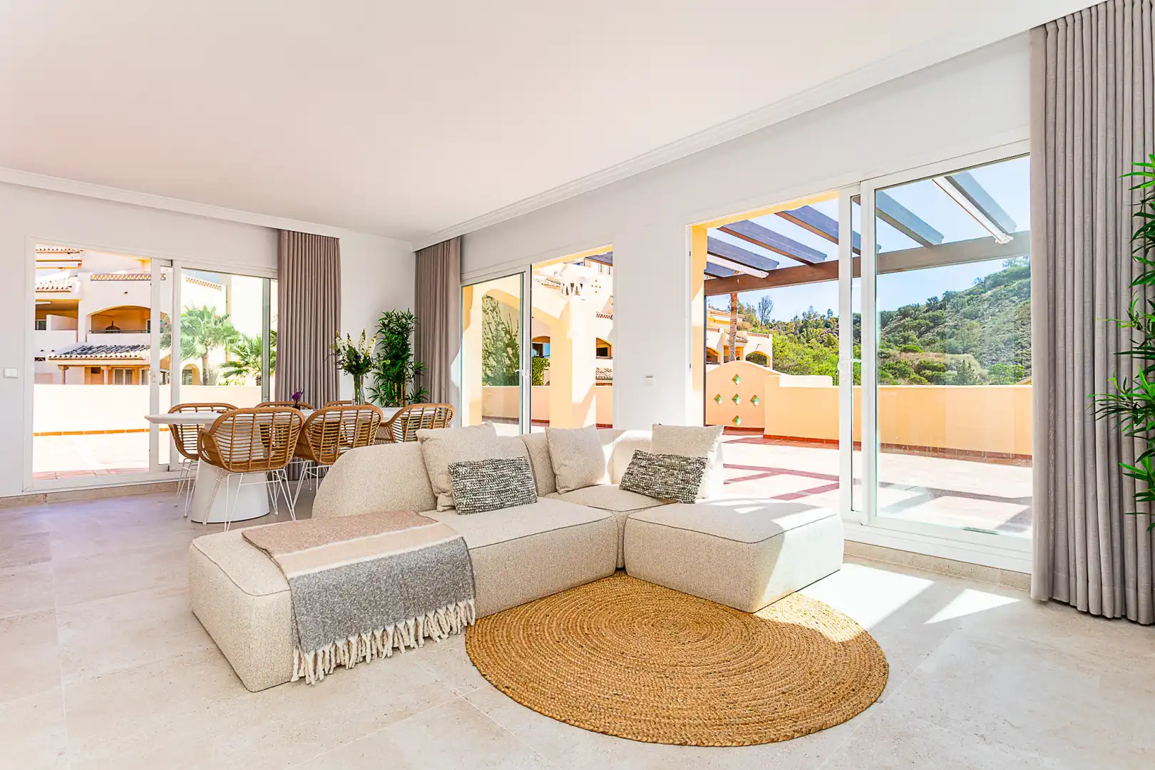Sala de estar de Ático en venta en Marbella con Aire acondicionado, Terraza y Trastero