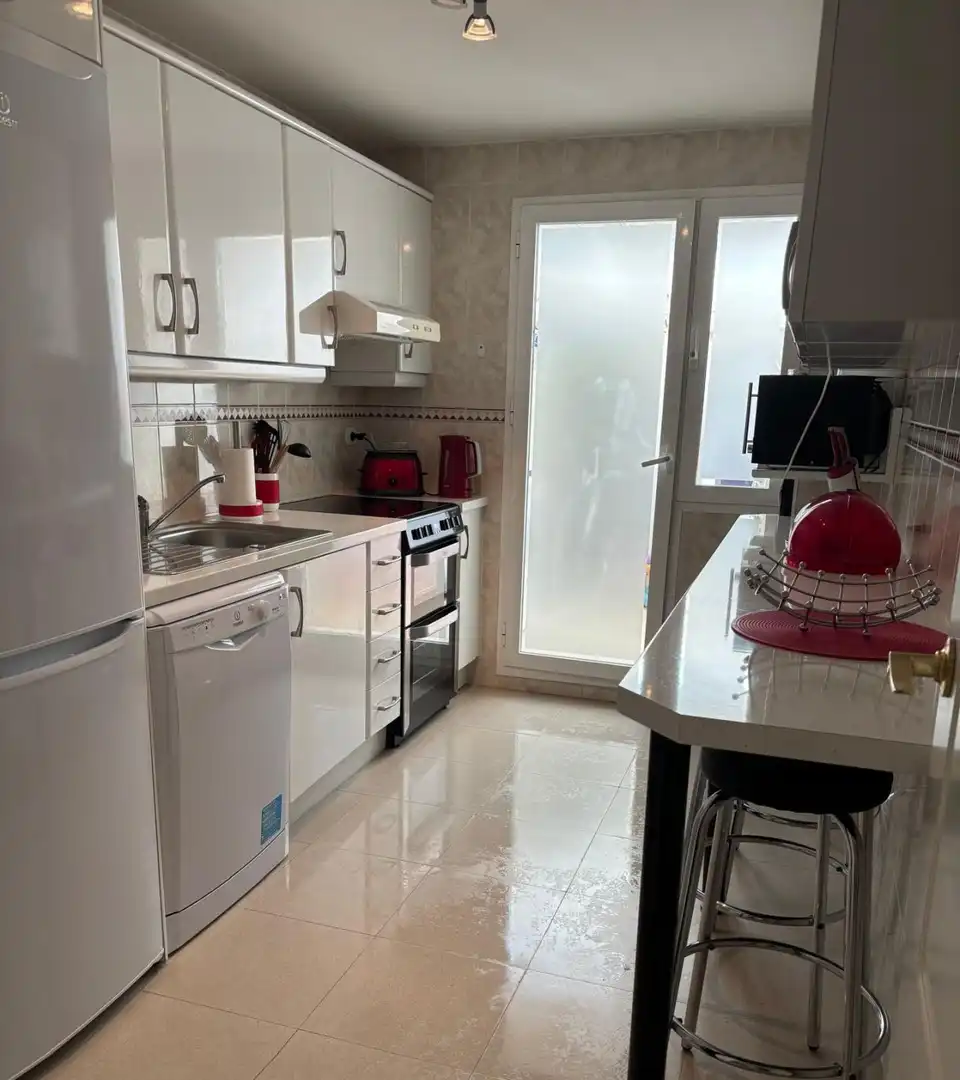 Cuina de Apartament de lloguer en Marbella amb Calefacció, Jardí privat i Moblat