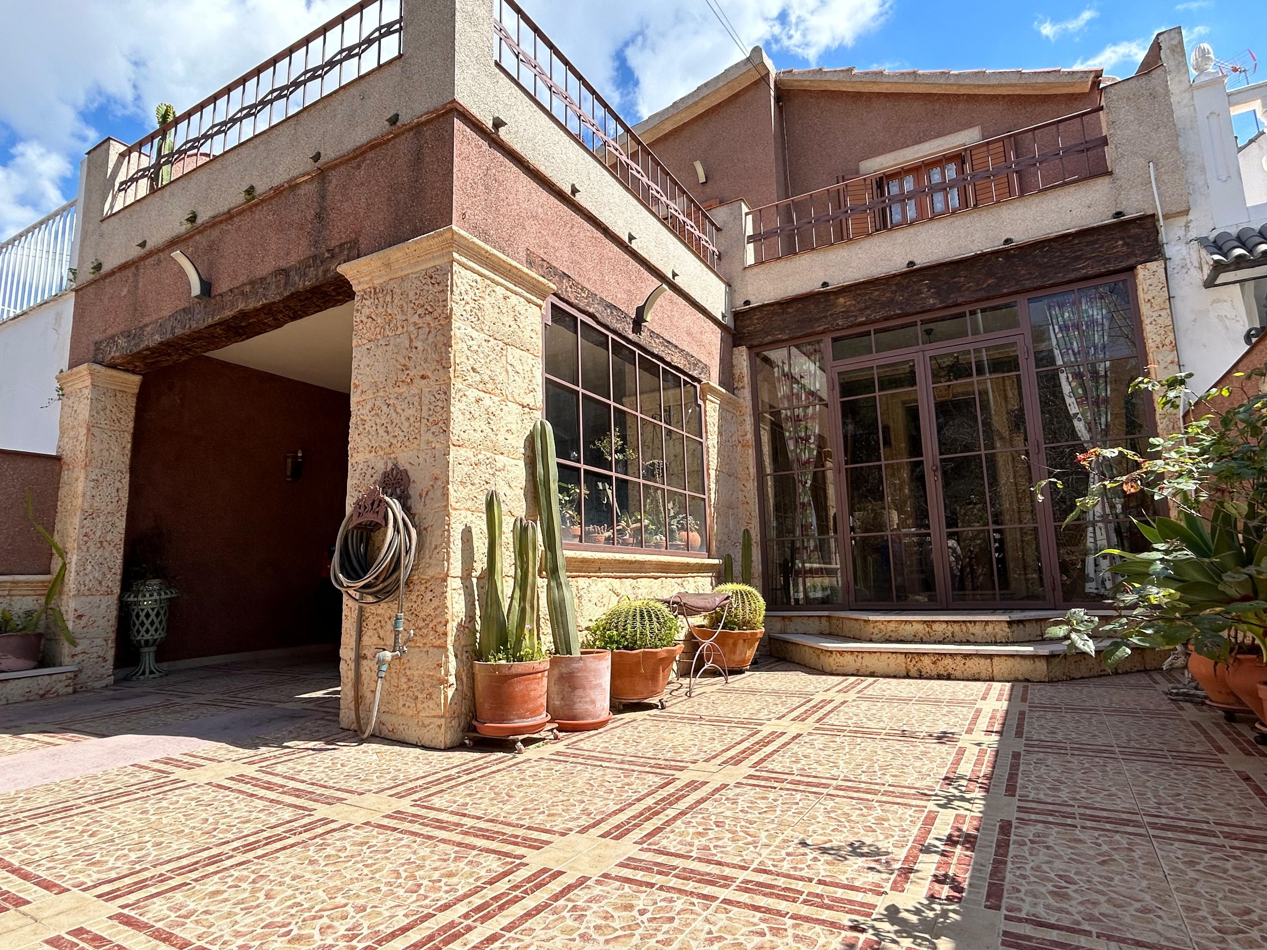 Vista exterior de Casa adosada en venda en Utrera amb Terrassa