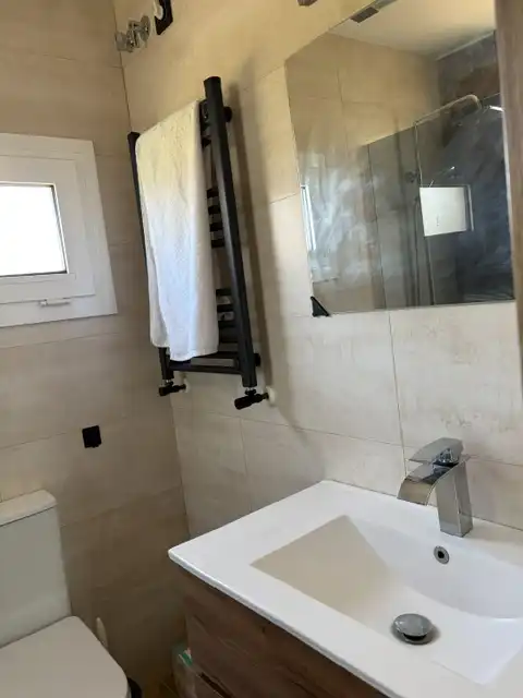 Badezimmer von Haus oder Chalet zum Verkauf in Els Hostalets de Pierola mit Klimaanlage, Heizung und Privatgarten