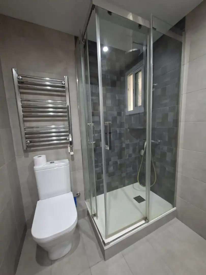 Badezimmer von Dachboden zum Verkauf in Badalona mit Klimaanlage, Heizung und Terrasse